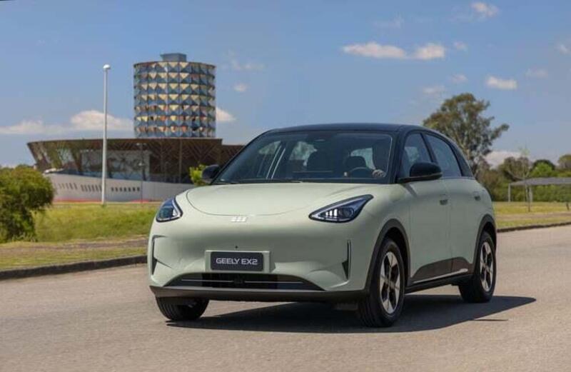 L&rsquo;auto elettrica pi&ugrave; venduta in Cina arriva in Europa a meno di 25.000 euro: ecco la Geely EX2