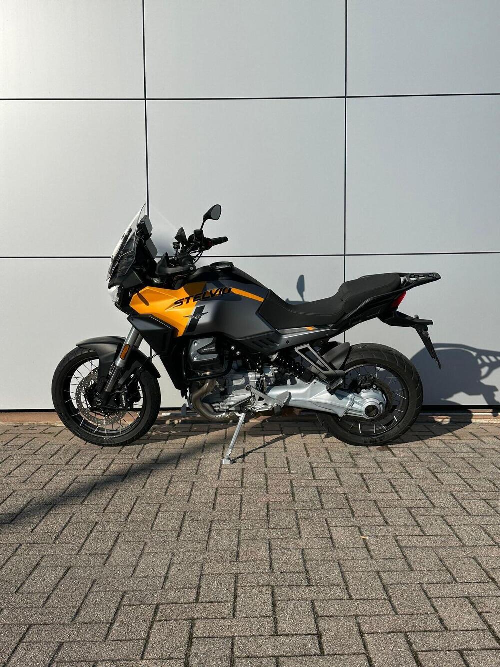 Moto Guzzi Stelvio (2024 - 26) (2)