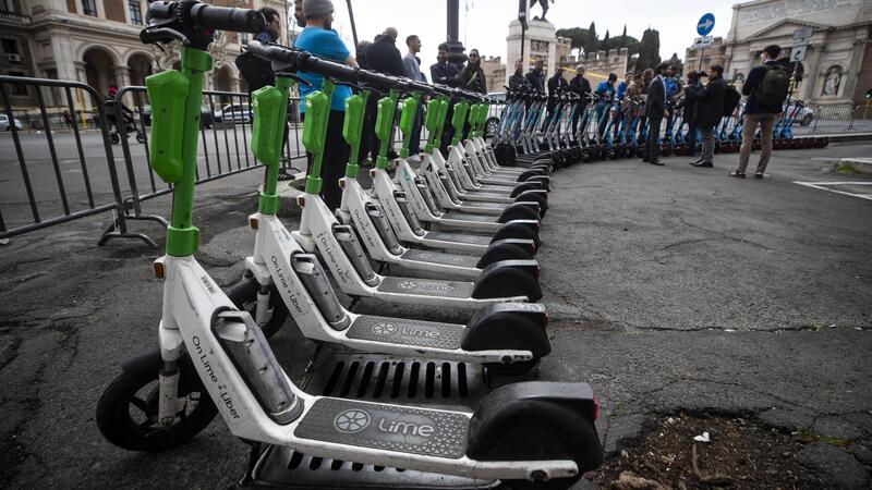 Roma, linea dura contro Lime: tremila monopattini sospesi per un mese