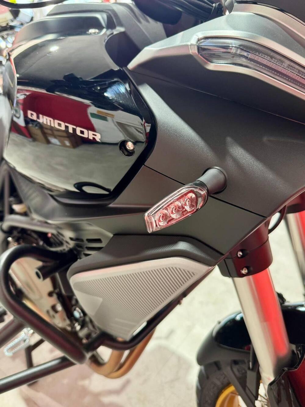 QJ Motor SRT 700 SX (2025 - 26) (17)