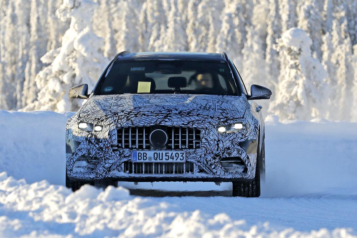 Mercedes-AMG C43 2026: il facelift introduce le luci a stella e aggiorna tecnologia e interni