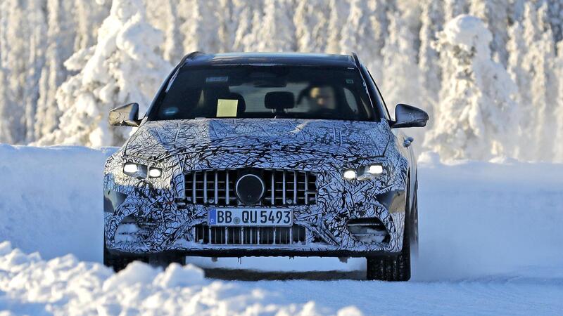 Mercedes-AMG C43 2026: il facelift introduce le luci a stella e aggiorna tecnologia e interni