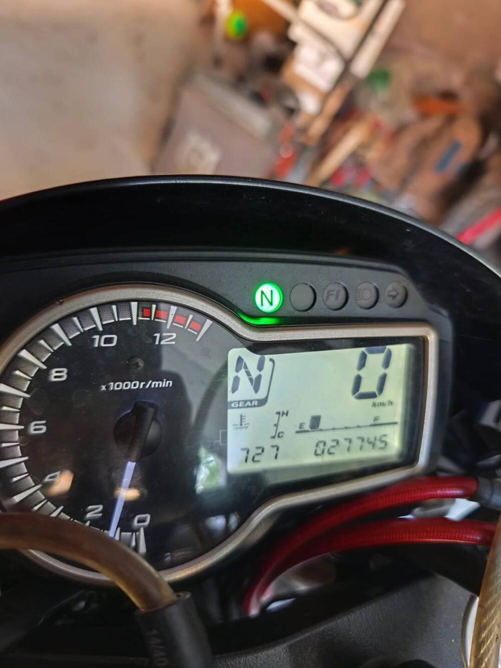 Suzuki GSR 750 Z (2014 - 15) (2)