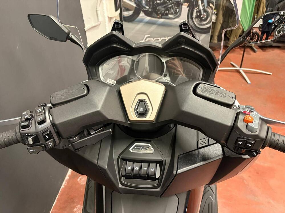 Kymco AK 575 Premium (2025 - 26) (2)