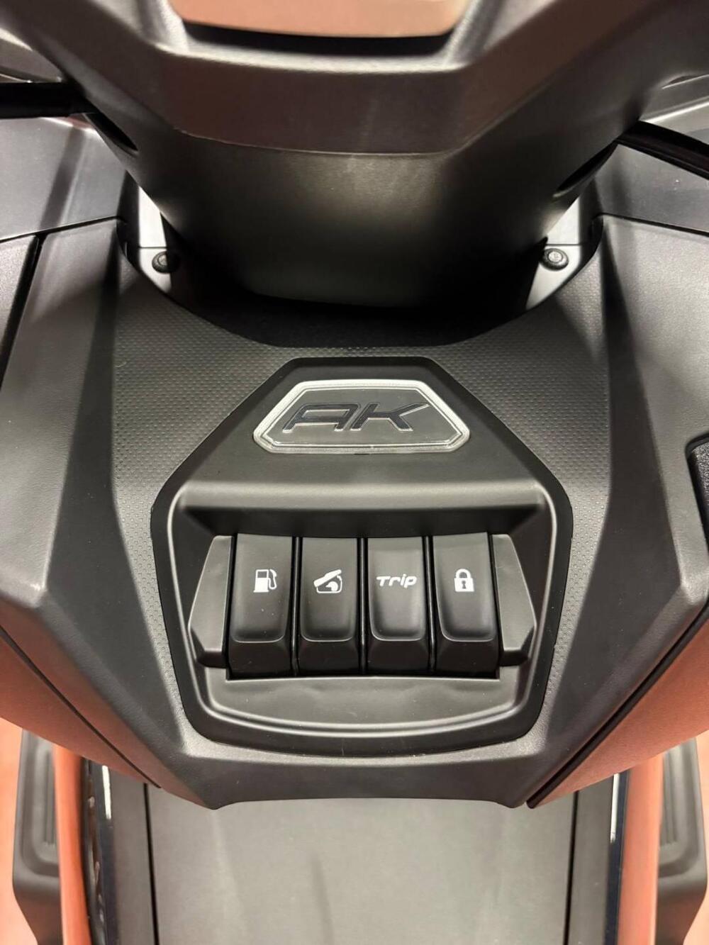 Kymco AK 575 Premium (2025 - 26) (3)