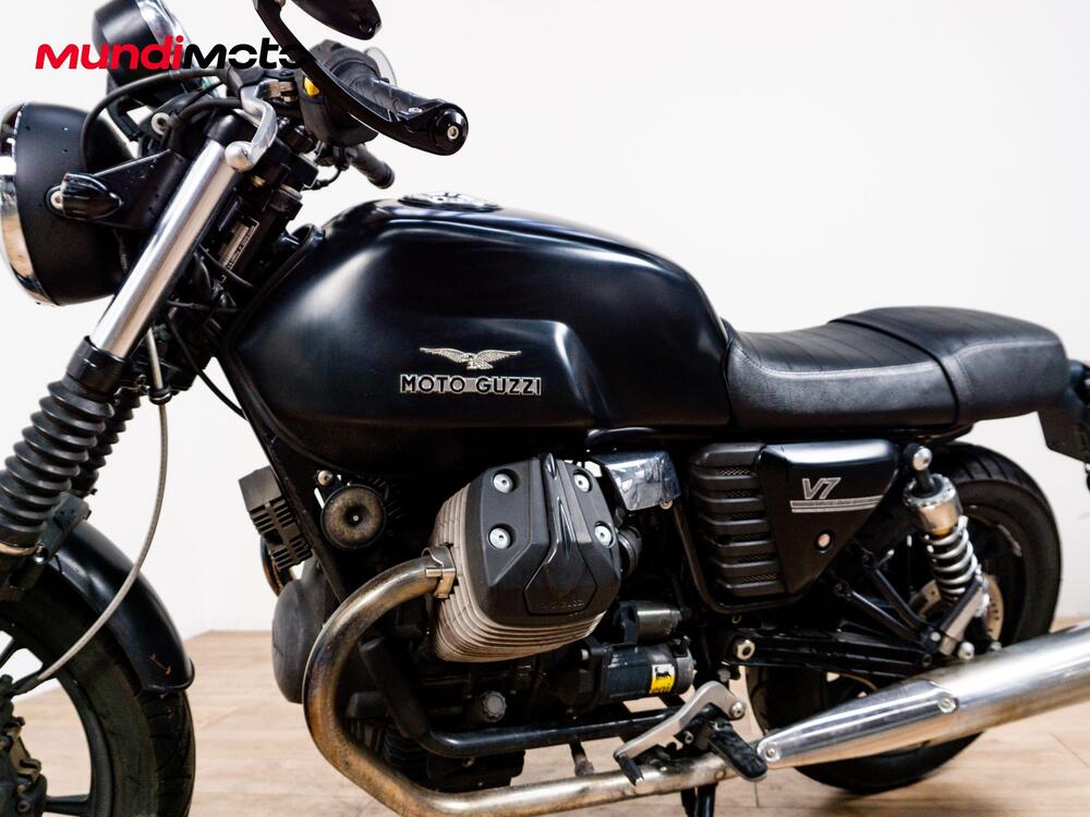 Moto Guzzi V7 III Stone (2017 - 20) (9)