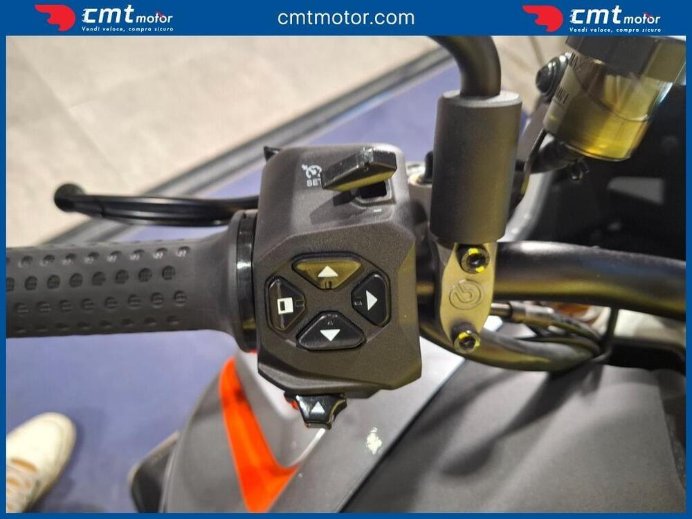 Moto Guzzi V100 Mandello S (2022 - 24) (10)