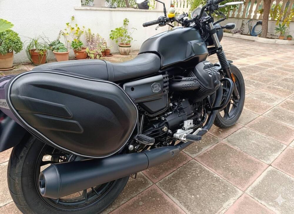 Moto Guzzi V7 III Stone (2017 - 20) (2)