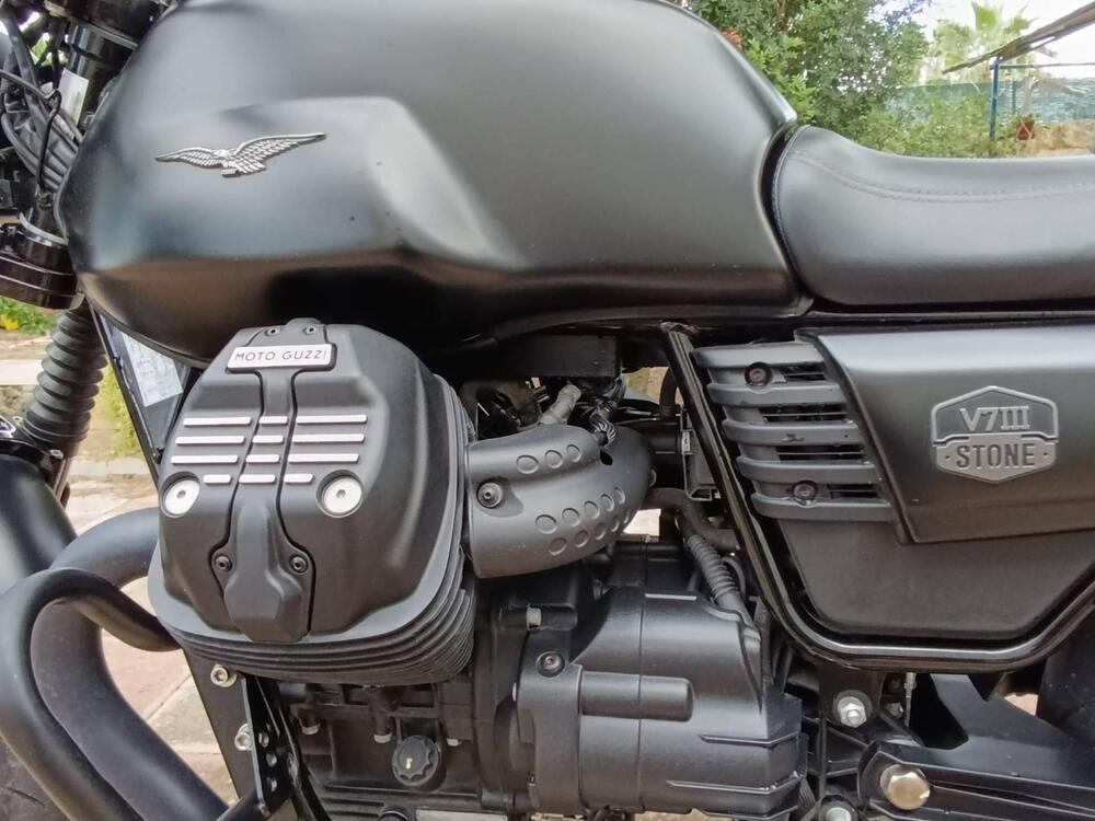 Moto Guzzi V7 III Stone (2017 - 20) (3)