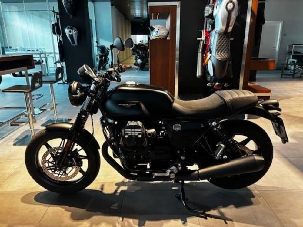 Moto Guzzi V7 Stone (2025 - 26) (2)