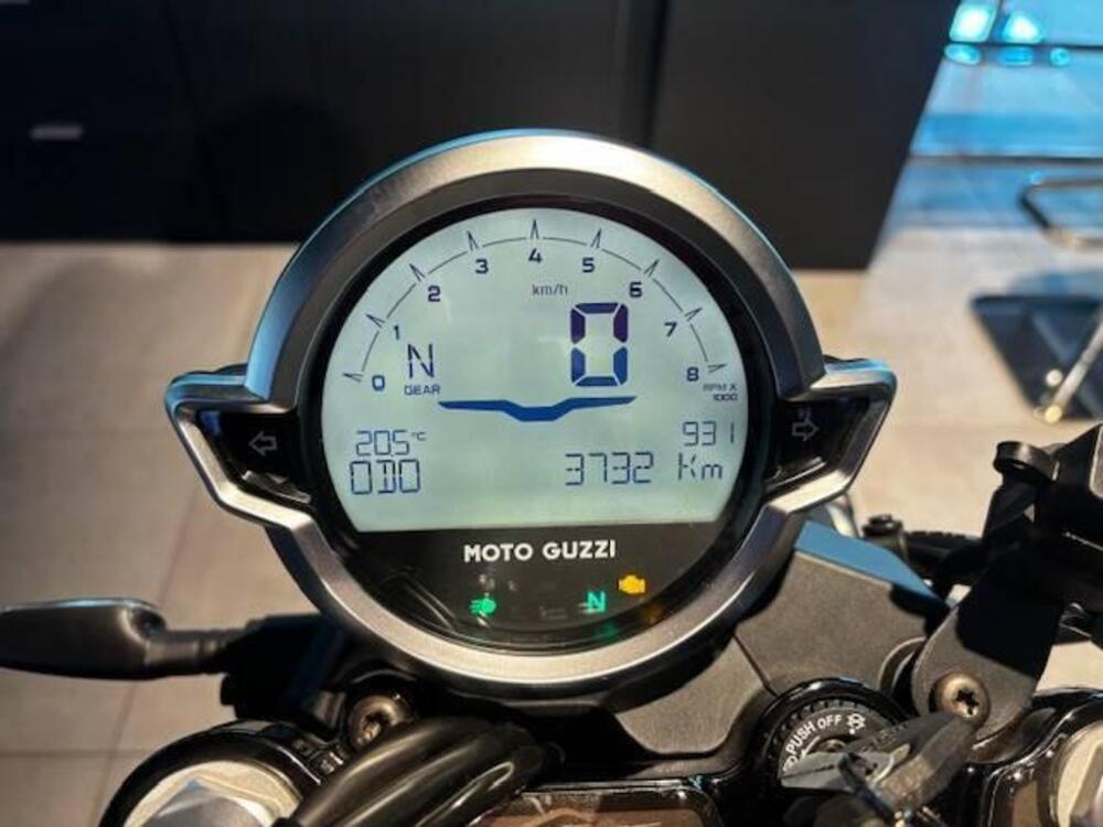 Moto Guzzi V7 Stone (2025 - 26) (5)