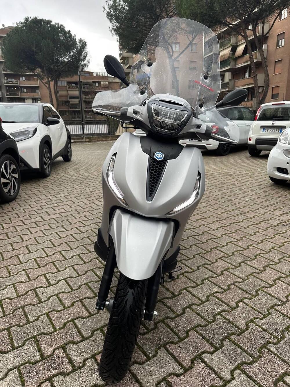 Piaggio Beverly 300 ABS-ASR (2021 - 25) (2)