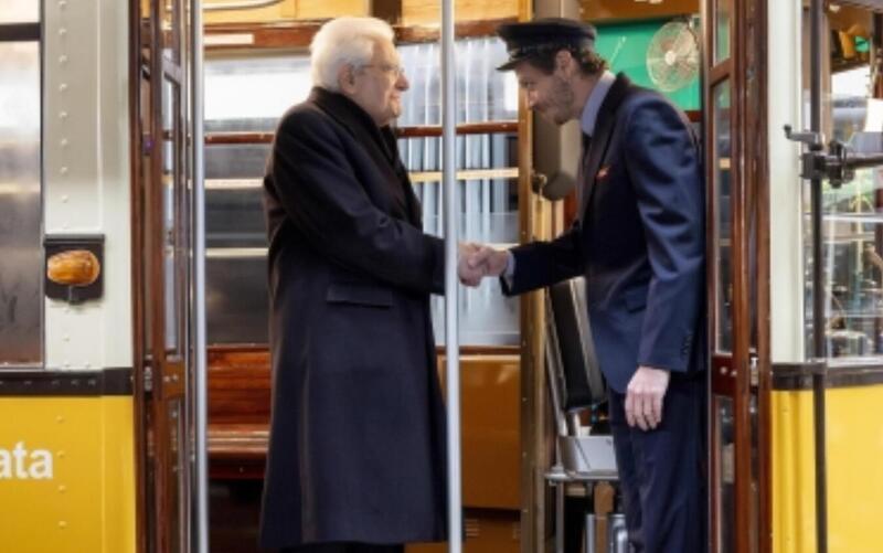 Milano-Cortina 2026, Mattarella arriva a San Siro in tram con Valentino Rossi: il gesto-simbolo delle Olimpiadi [VIDEO]