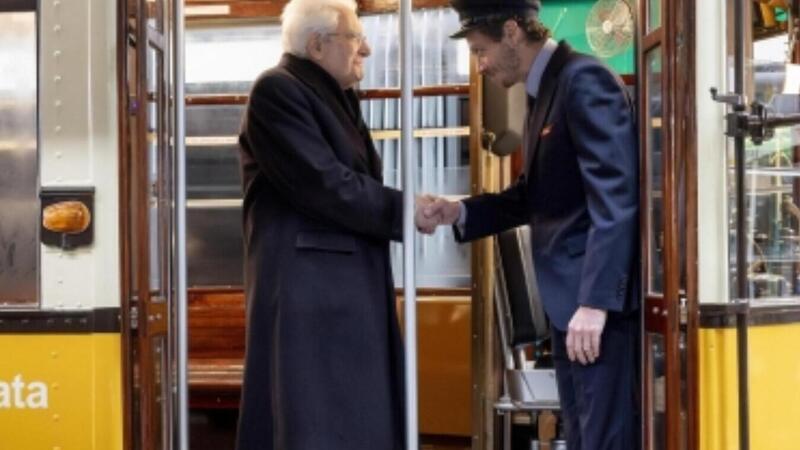 Milano-Cortina 2026, Mattarella arriva a San Siro in tram con Valentino Rossi: il gesto-simbolo delle Olimpiadi [VIDEO]