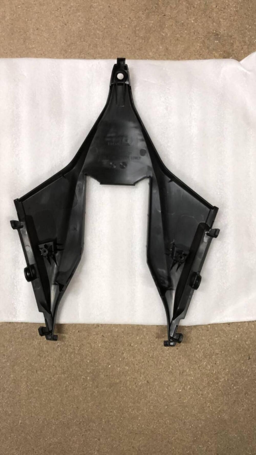 COPERCHIO INF. POST. CENTRALE PER HONDA CBR 1000 R (3)