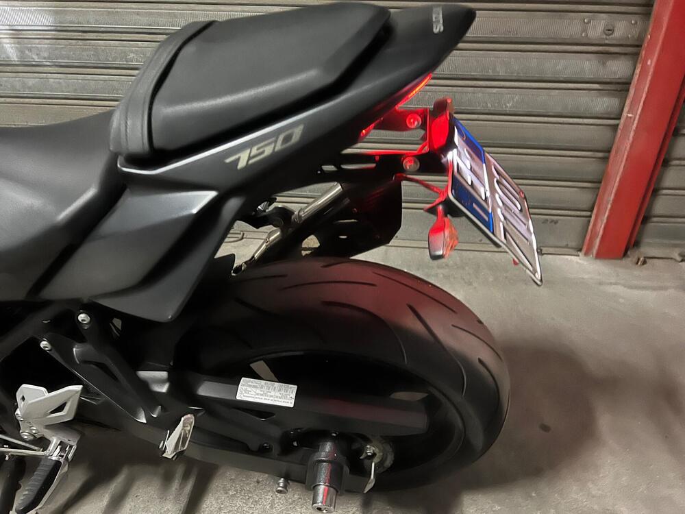 Suzuki GSR 750 (2010 - 15) (3)