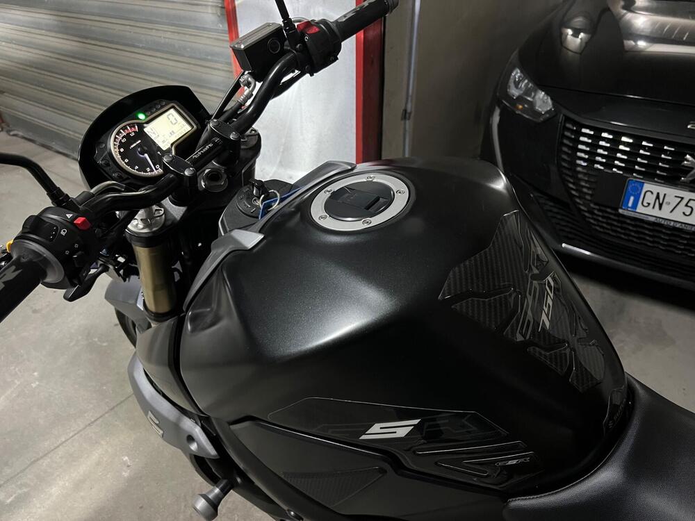 Suzuki GSR 750 (2010 - 15) (13)