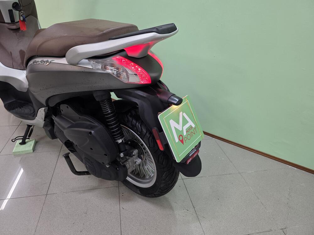 Piaggio Beverly 300 i.e. ABS-ASR (2016 - 20) (8)