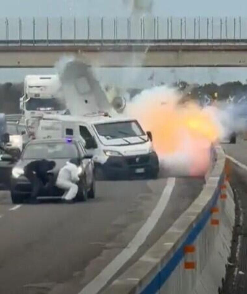 Esplosione al portavalori sulla Brindisi-Lecce: spari, inseguimento e strada chiusa [VIDEO]