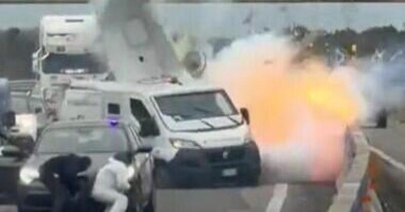 Esplosione al portavalori sulla Brindisi-Lecce: spari, inseguimento e strada chiusa [VIDEO]
