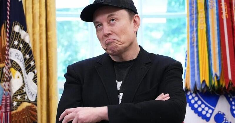 Tesla, Musk ammette la sconfitta per la guida autonoma: cambia strategia FSD, stop alla vendita e nuove priorit&agrave; per l&rsquo;AI