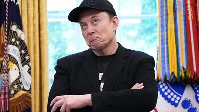 Tesla, Musk ammette la sconfitta per la guida autonoma: cambia strategia FSD, stop alla vendita e nuove priorit&agrave; per l&rsquo;AI