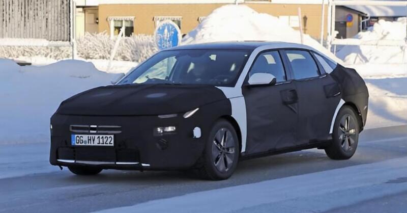 Hyundai Elantra 2026: la berlina coreana sfida il trend elettrico con design futuristico e motori termici