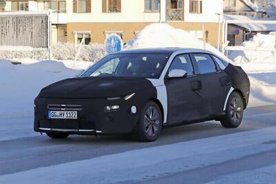 Hyundai Elantra 2026: la berlina coreana sfida il trend elettrico con design futuristico e motori termici