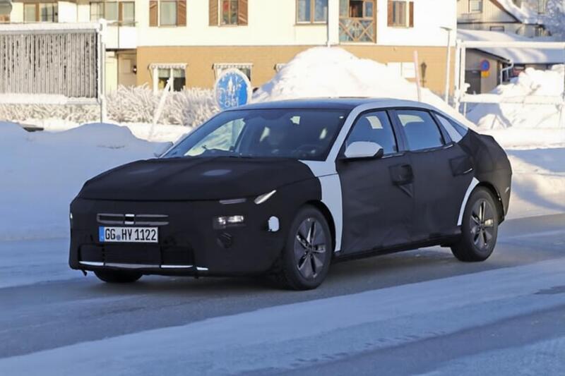 Hyundai Elantra 2026: la berlina coreana sfida il trend elettrico con design futuristico e motori termici