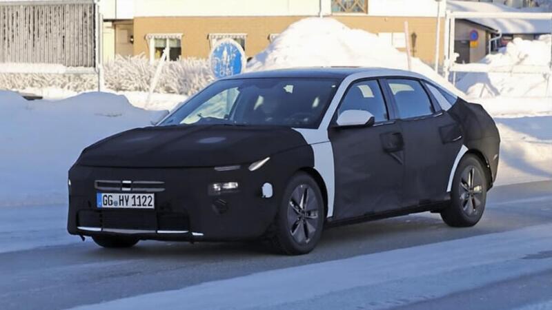 Hyundai Elantra 2026: la berlina coreana sfida il trend elettrico con design futuristico e motori termici