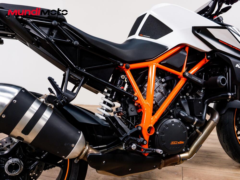 KTM 1290 Super Duke R (2020) (4)