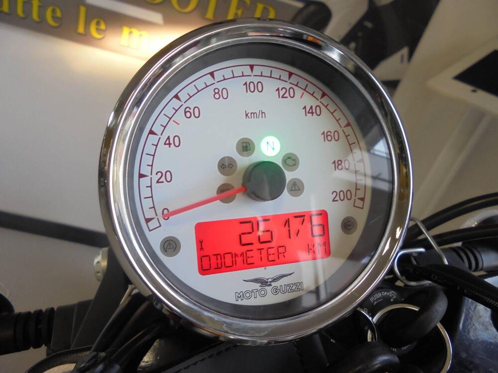 Moto Guzzi V9 Bobber (2016 - 18) (2)