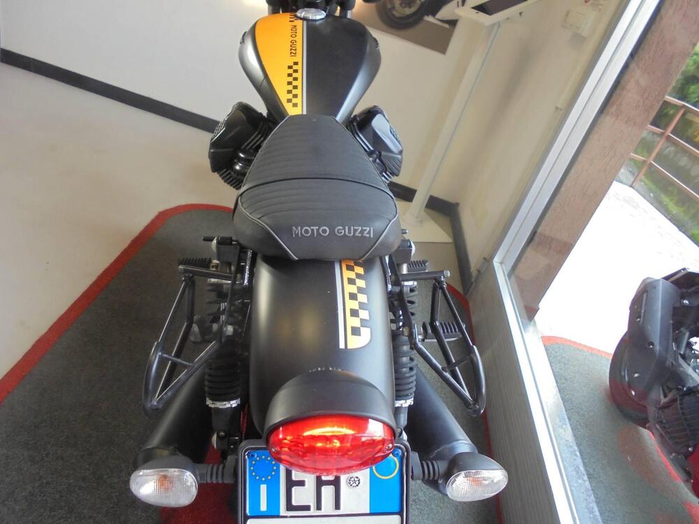 Moto Guzzi V9 Bobber (2016 - 18) (3)