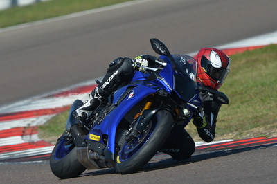 Yamaha al lavoro su un forcellone a geometria variabile