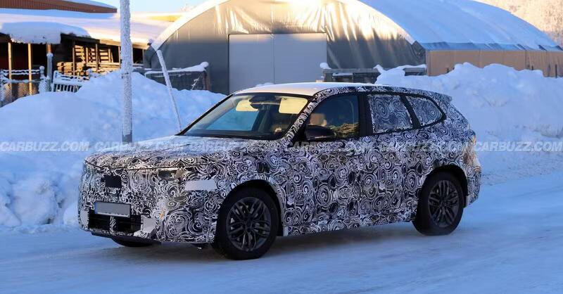 BMW X1 Facelift: nuove foto spia anticipano l&rsquo;aggiornamento con design rinnovato e tecnologia iDrive X