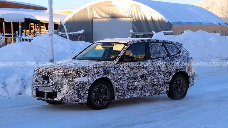 BMW X1 Facelift: nuove foto spia anticipano l&rsquo;aggiornamento con design rinnovato e tecnologia iDrive X