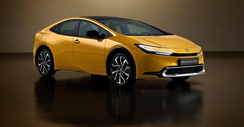 Toyota richiama oltre 141.000 Prius: le portiere posteriori si aprono da sole