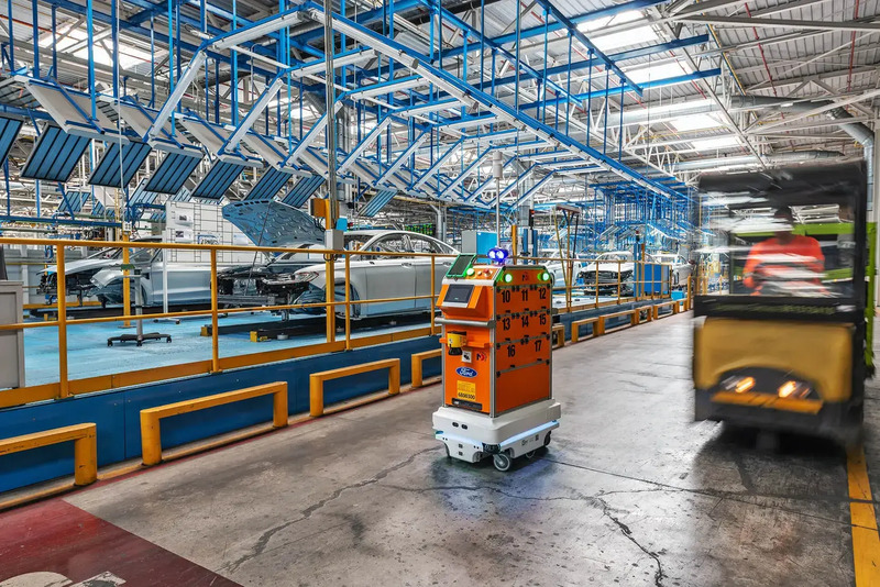 Robot al lavoro nella fabbrica Ford di Valencia