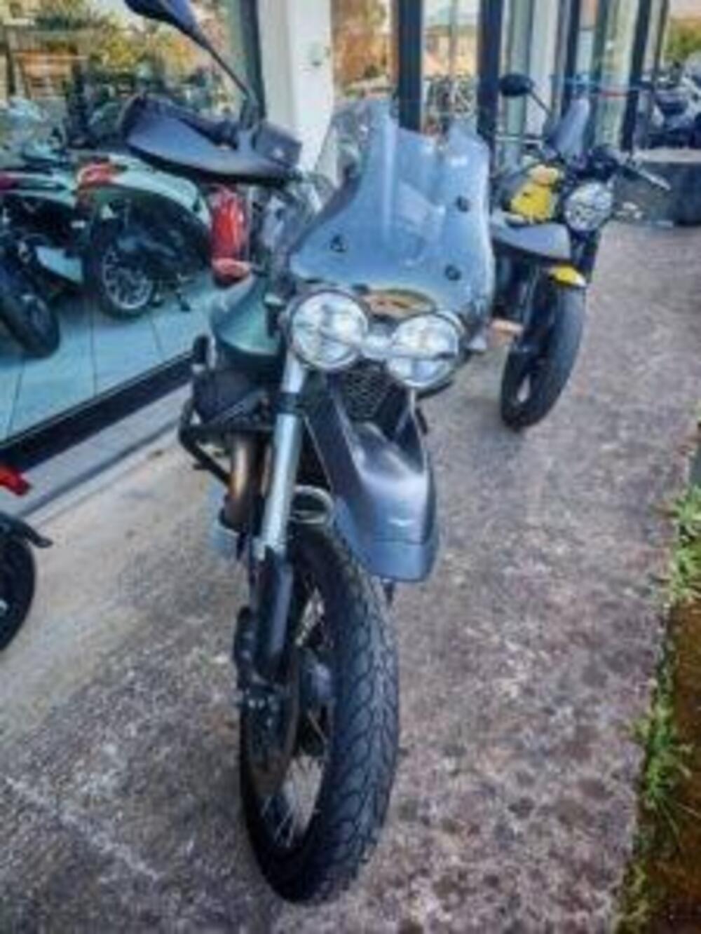 Moto Guzzi V85 TT (2021 - 23) (3)