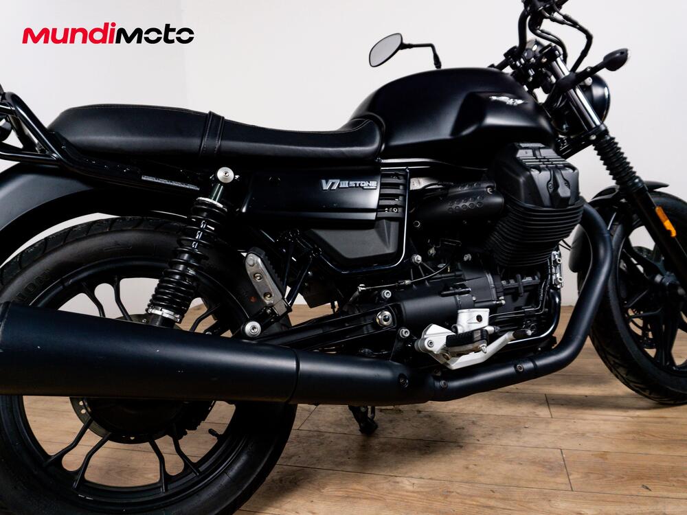 Moto Guzzi V7 III Stone (2017 - 20) (4)