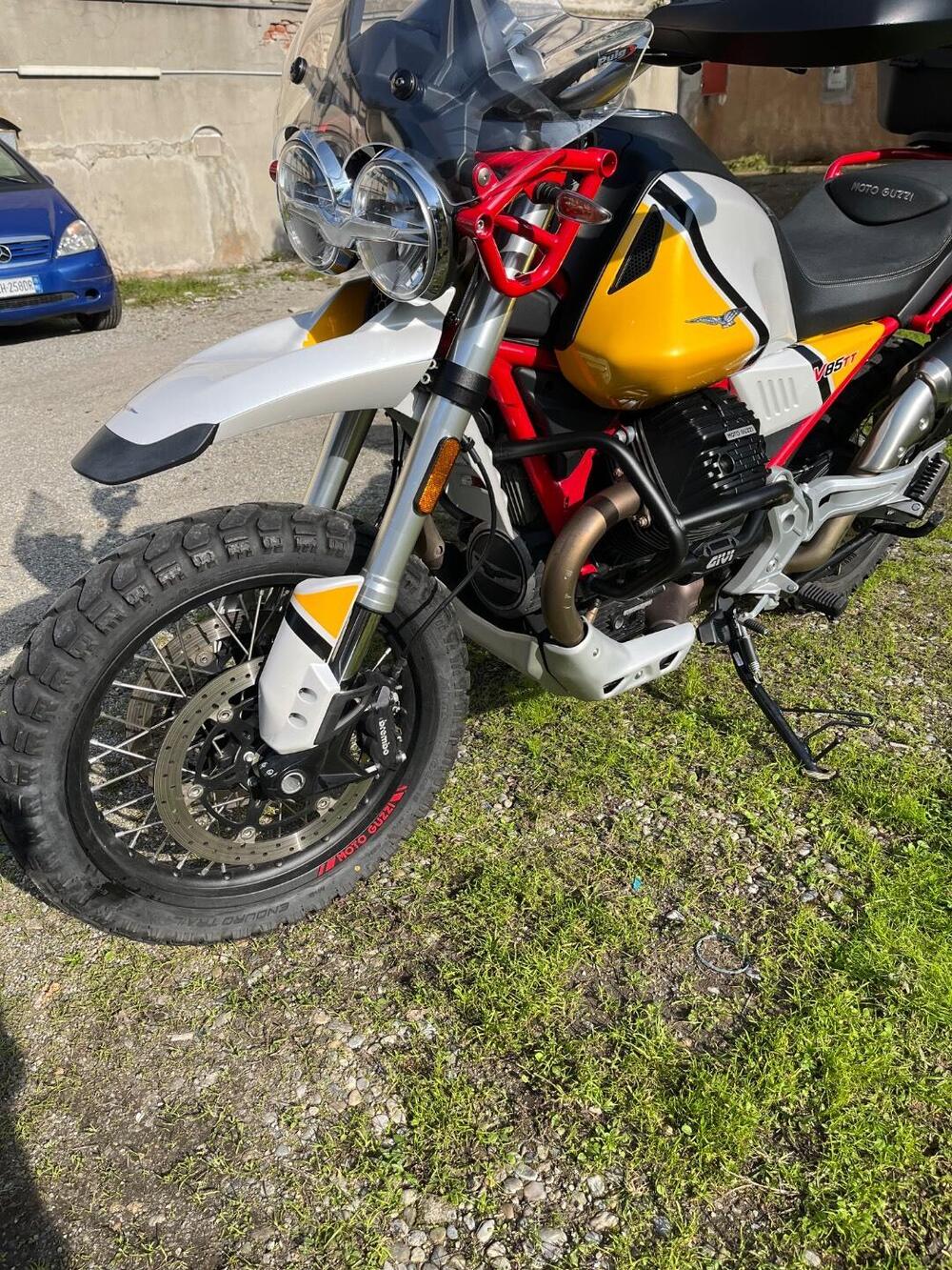 Moto Guzzi V85 TT Evocative Graphics (2019 - 20) (2)
