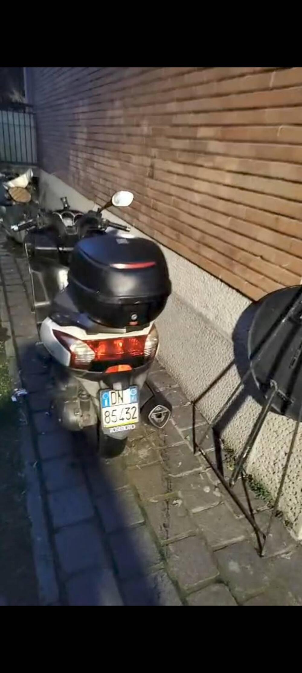 Kymco Downtown 300i (2009 - 17) (2)