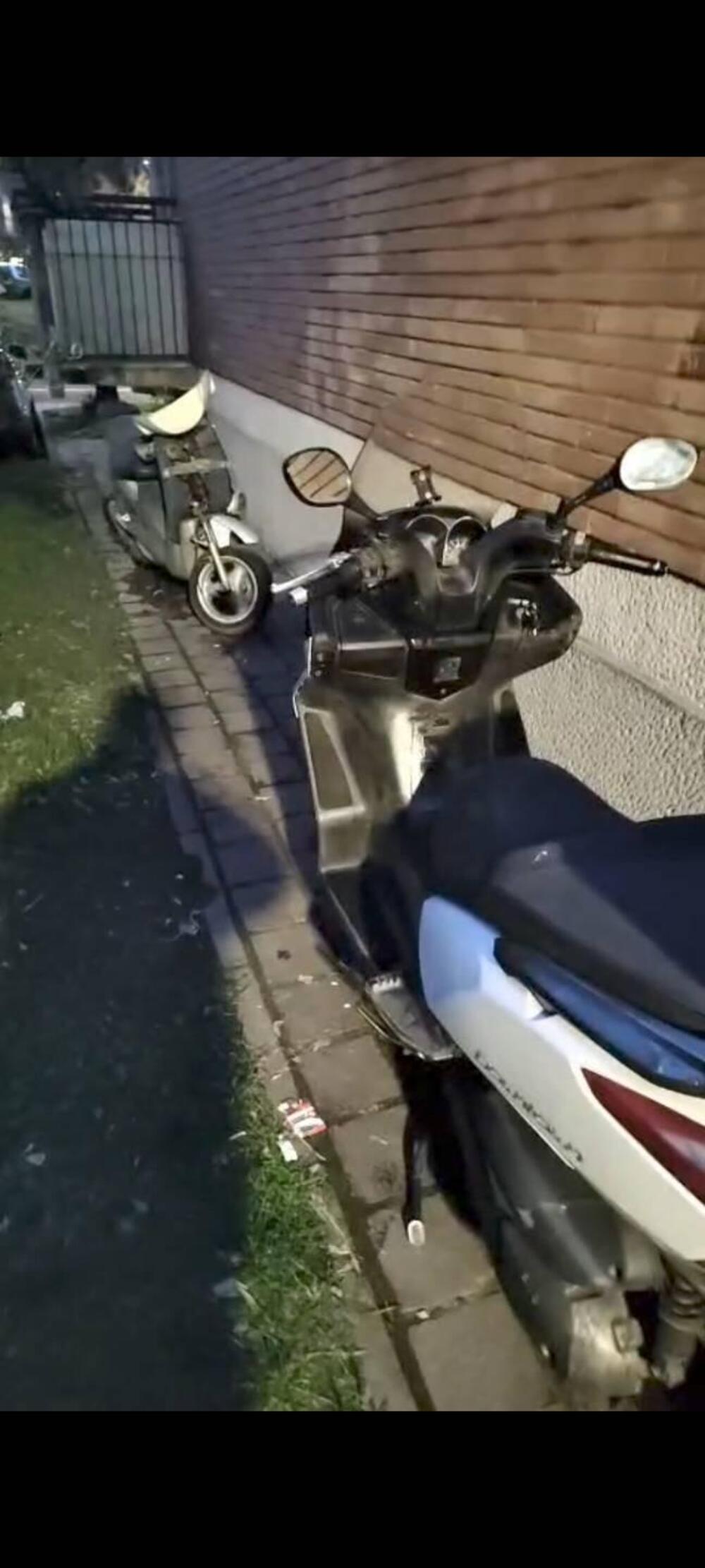 Kymco Downtown 300i (2009 - 17) (3)