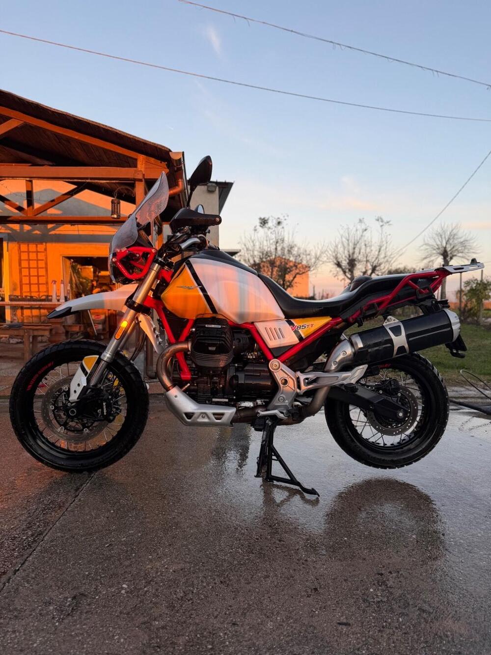 Moto Guzzi V85 TT Evocative Graphics (2021 - 23)