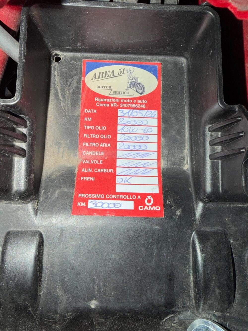 Moto Guzzi V85 TT Evocative Graphics (2021 - 23) (2)