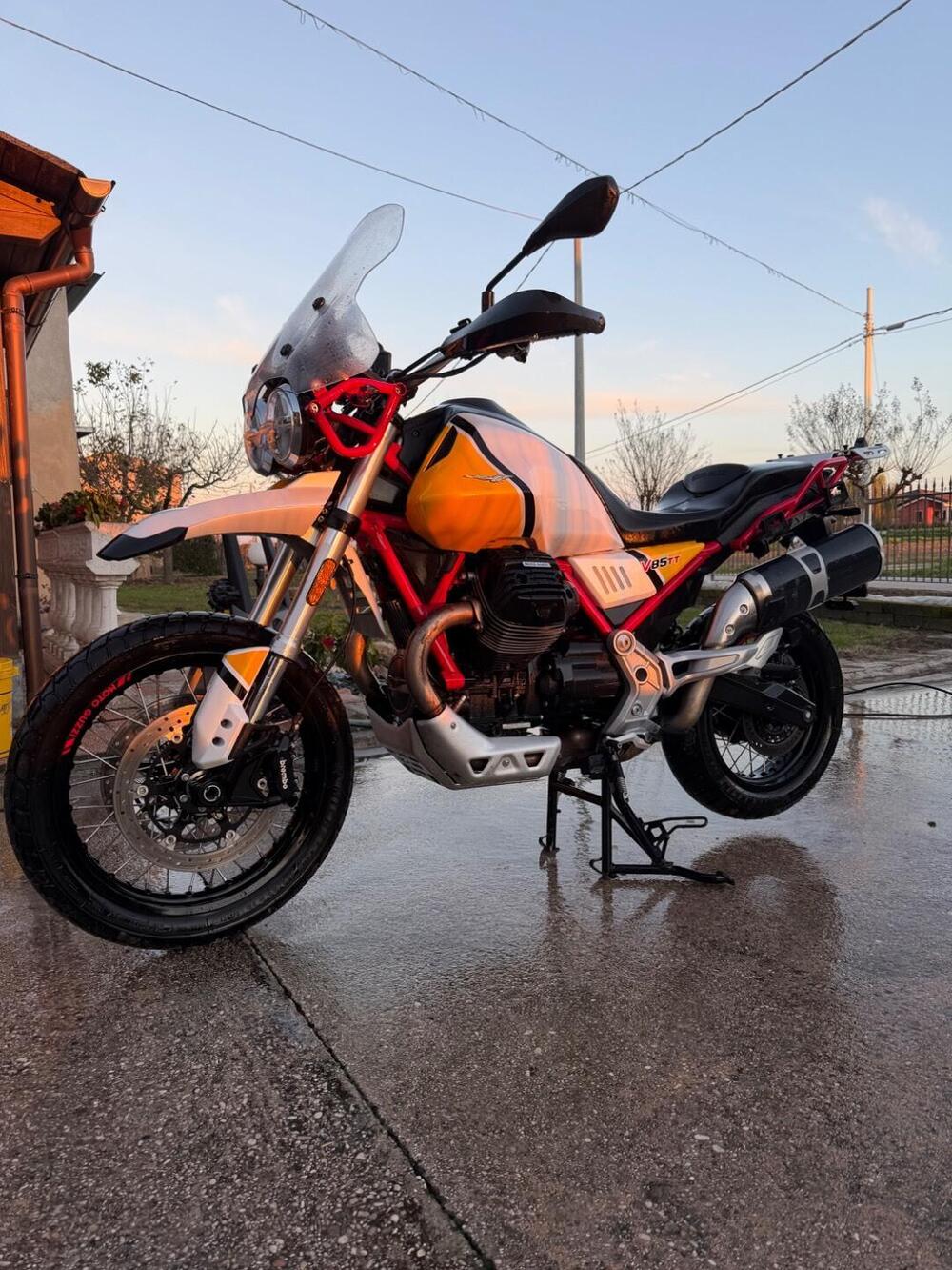 Moto Guzzi V85 TT Evocative Graphics (2021 - 23) (4)