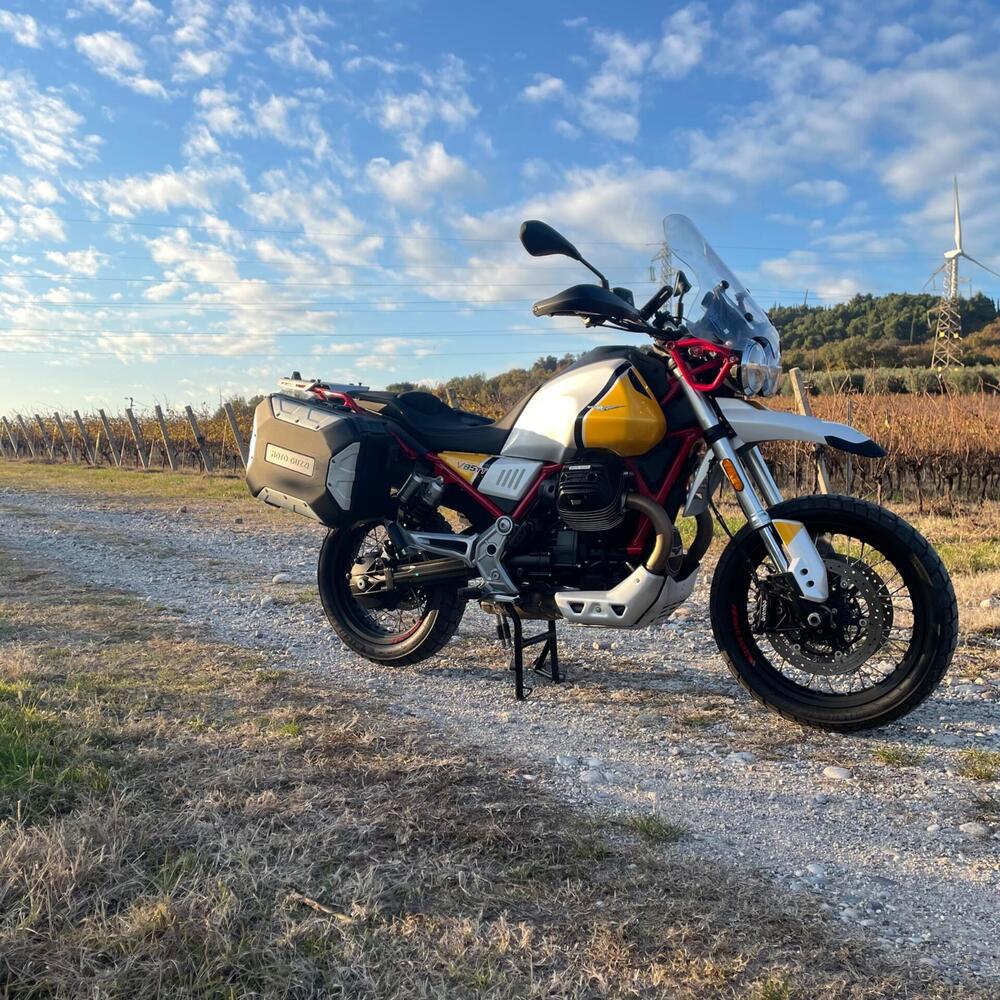 Moto Guzzi V85 TT Evocative Graphics (2021 - 23) (5)