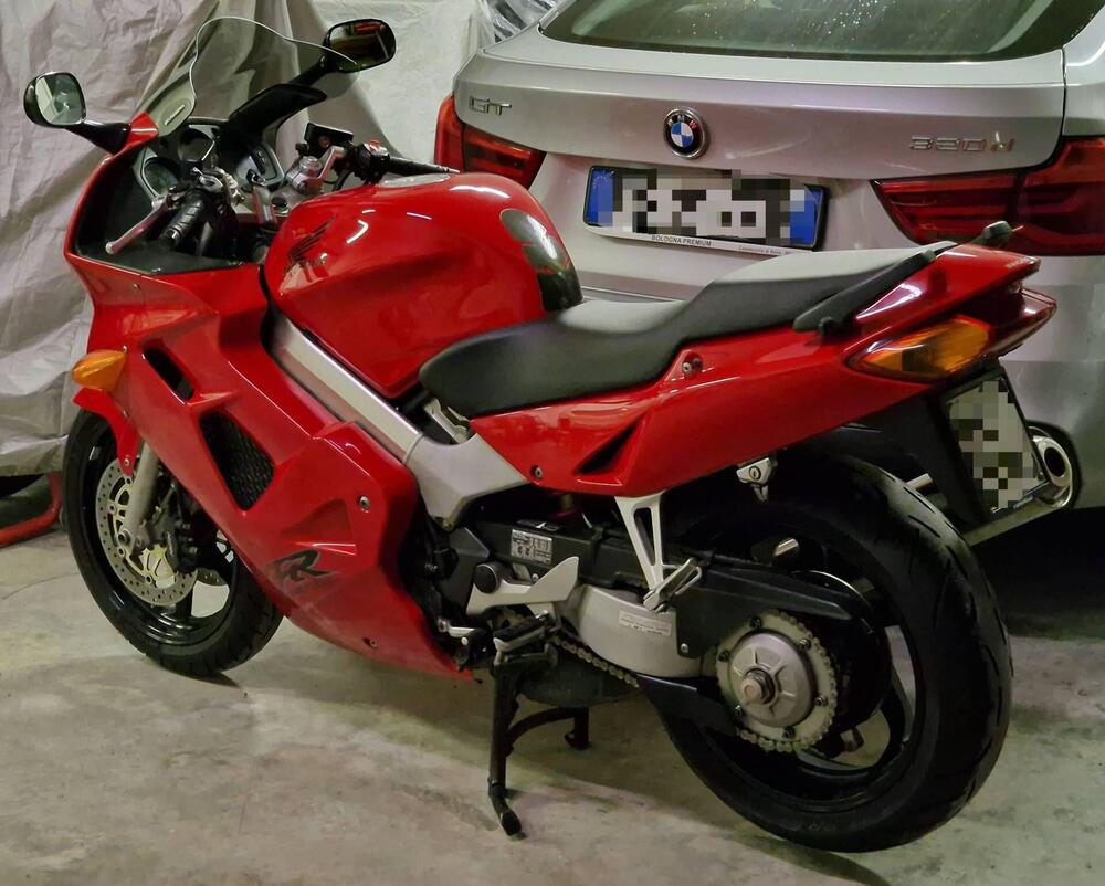 Honda VFR 800 (1998 - 01) (3)