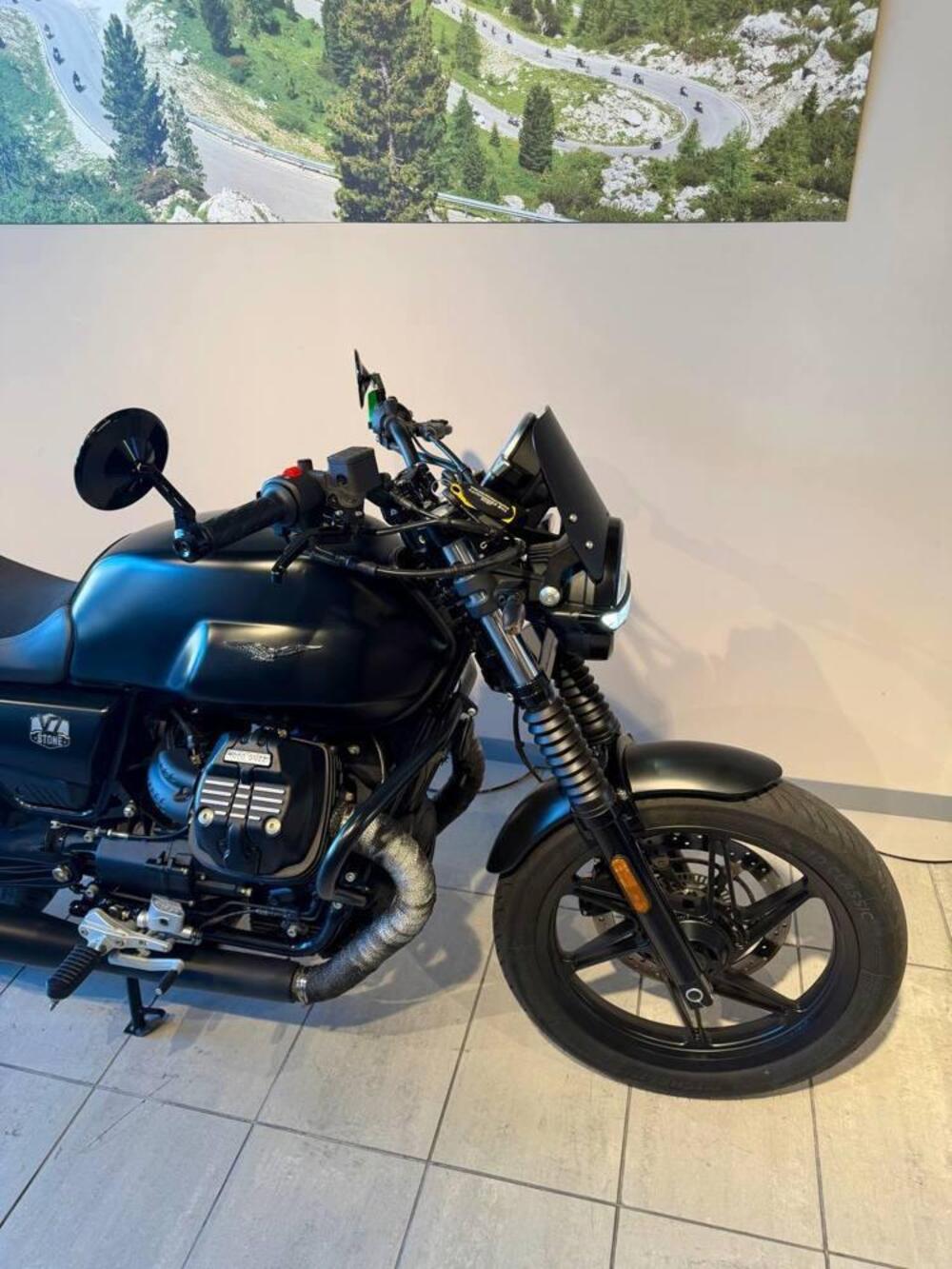 Moto Guzzi V7 Stone (2021 - 24) (3)