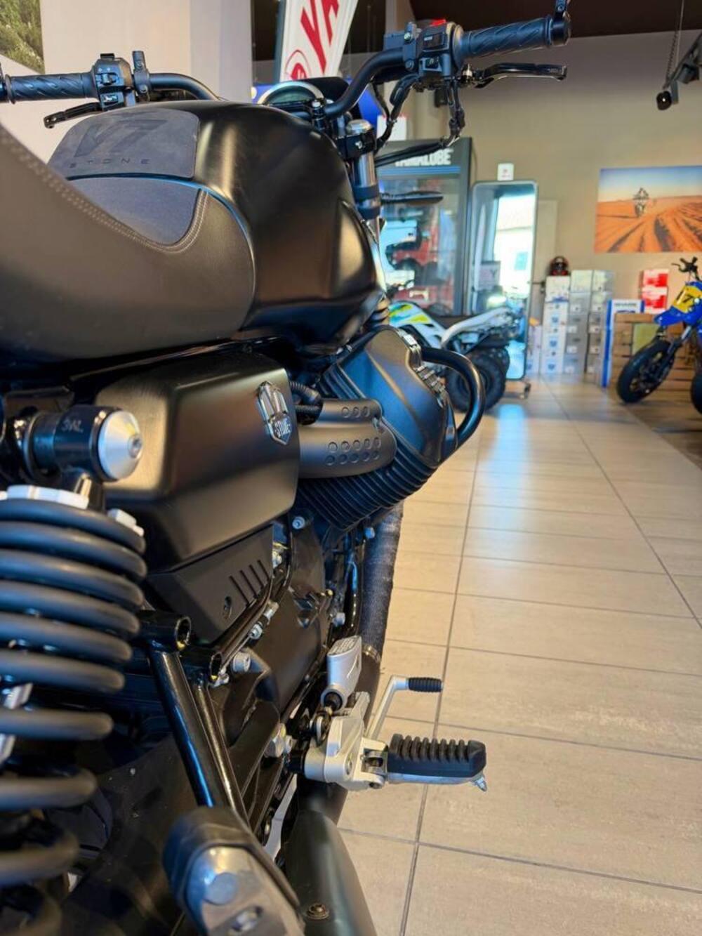 Moto Guzzi V7 Stone (2021 - 24) (5)